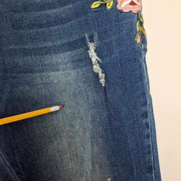 Angel Kiss Distressed Jean's Woman's Junior's Size 15 Blue Jean's Flower Embroid - Picture 3 of 9